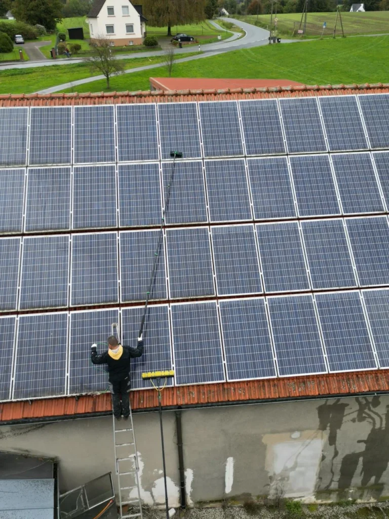 Reinigung von Solarmodulen von SonnenVista Solartechnik in Bielefeld